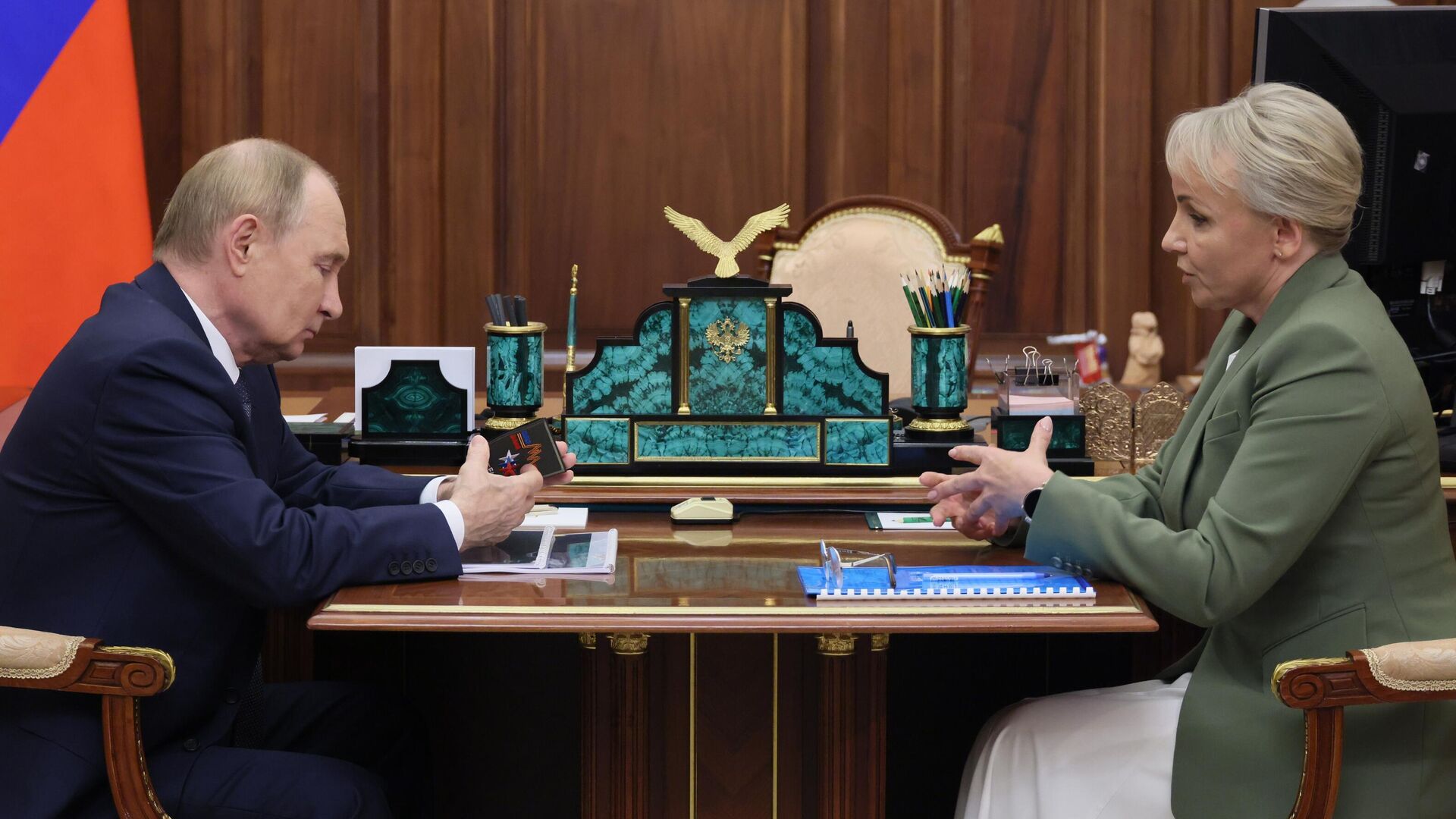 Врио главы ЕАО передала Путину шеврон